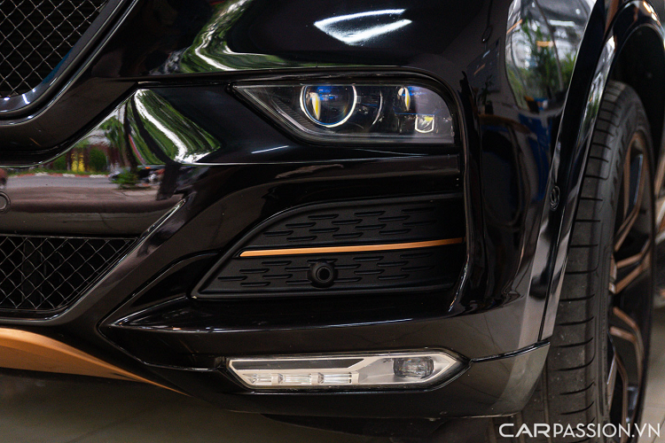 Logo hình chữ V của thương hiệu VinFast được bố trí ở giữa được phụ họa bởi 2 mảnh đèn LED đổ xuống. Hệ thống đèn pha ở phía dưới dùng công nghệ LED cho ánh sáng nhanh và ít tỏa nhiệt.