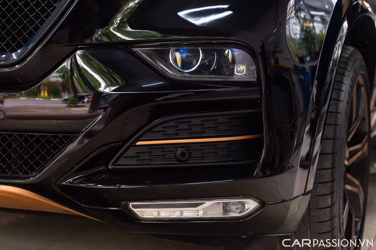 Logo hình chữ V của thương hiệu VinFast được bố trí ở giữa được phụ họa bởi 2 mảnh đèn LED đổ xuống. Hệ thống đèn pha ở phía dưới dùng công nghệ LED cho ánh sáng nhanh và ít tỏa nhiệt.