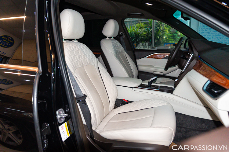 Các tiện nghi chính của mẫu xe SUV hạng sang VinFast President tập trung cho chủ tịch ngồi sau điều hòa chỉnh vùng riêng, các cổng sạc USB, móc treo quần áo ở hàng thứ ba, bản đồ định vị.