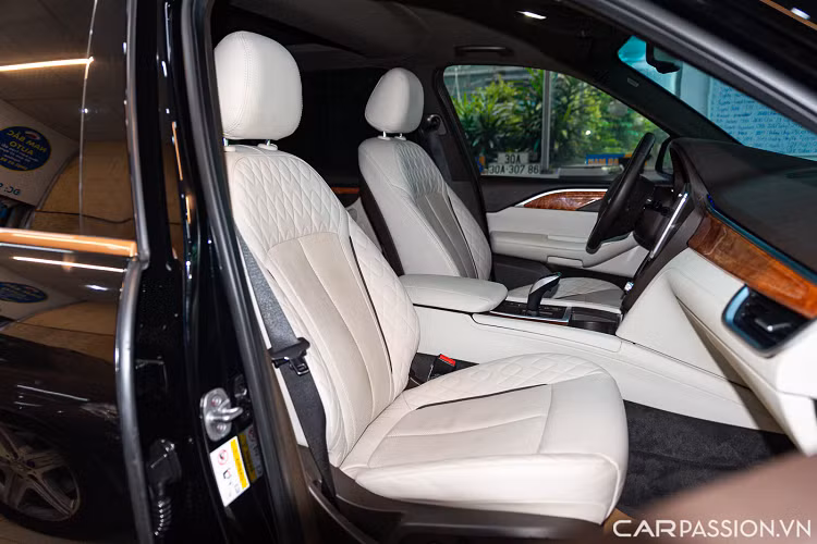 Các tiện nghi chính của mẫu xe SUV hạng sang VinFast President tập trung cho chủ tịch ngồi sau điều hòa chỉnh vùng riêng, các cổng sạc USB, móc treo quần áo ở hàng thứ ba, bản đồ định vị.