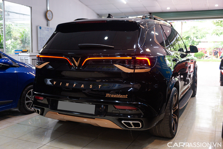 Cụm đèn hậu cũng sử dụng toàn bộ công nghệ LED và có dải đèn nối liền giống như phía trước đầu xe. Bước vào bên trong, President sở hữu khu vực bảng táp-lô nổi bật màn hình cảm ứng trung tâm kích thước 12,3 inch đặt nằm ngang.