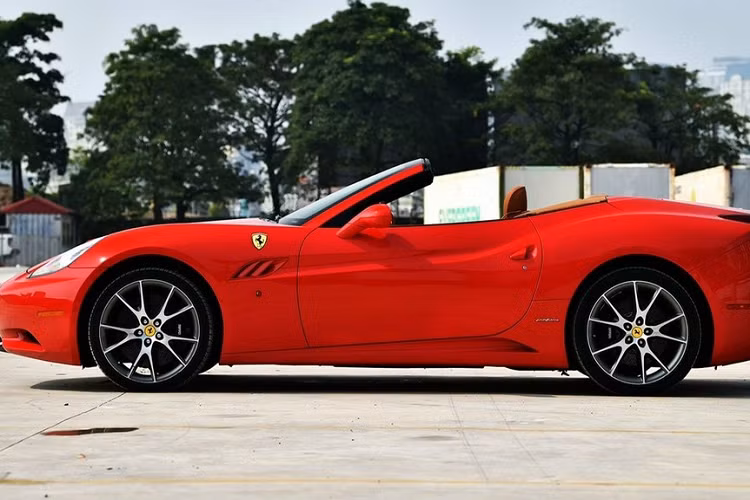 Cách đây hơn 1 tháng, chiếc siêu xe mui trần Ferrari California màu đỏ đã bất ngờ được không ít công ty nhập khẩu tư nhân chào bán với mức giá khoảng 10,5 tỷ đồng. Tuy nhiên đến hiện tại, giá xe Ferrari California mui trần chỉ còn 8,9 tỷ đồng.