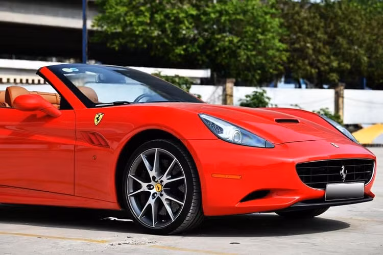 Nữ doanh nhân này cũng khá nổi tiếng khi là vợ của 1 đại gia kinh doanh lĩnh vực kim cương có quê ở Nghệ An. Hiện chiếc California đã lăn bánh được hơn 22.000 km.