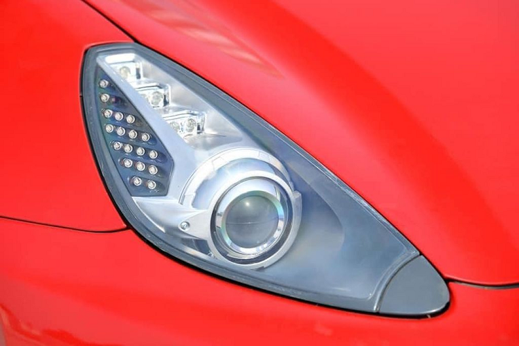 Dòng siêu xe mui trần Ferrari California ra mắt từ năm 2008 và đến 2014 xe có bản nâng cấp giữa vòng đời mang tên gọi Ferrari California T hiện cũng đã có 2 xe về Việt Nam. Phiên bản Ferrari California sử dụng động cơ V8 đặt trước có dung tích 4.3 lít, kết hợp cùng hệ thống phun xăng trực tiếp GDI nhờ đó giúp xe sản sinh ra công suất tối đa 460 mã lực tại vòng tua máy 7.500 vòng/phút và mô-men xoắn cực đại 485 Nm.