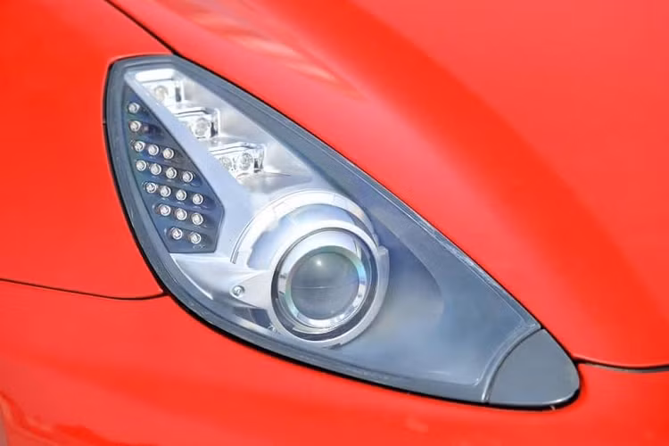 Dòng siêu xe mui trần Ferrari California ra mắt từ năm 2008 và đến 2014 xe có bản nâng cấp giữa vòng đời mang tên gọi Ferrari California T hiện cũng đã có 2 xe về Việt Nam. Phiên bản Ferrari California sử dụng động cơ V8 đặt trước có dung tích 4.3 lít, kết hợp cùng hệ thống phun xăng trực tiếp GDI nhờ đó giúp xe sản sinh ra công suất tối đa 460 mã lực tại vòng tua máy 7.500 vòng/phút và mô-men xoắn cực đại 485 Nm.