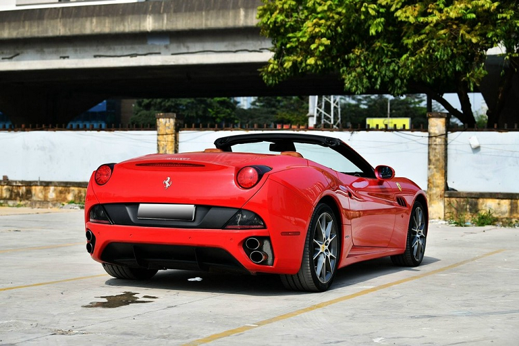 Động cơ trên Ferrari California mui trần đang đươc chào bán 8,9 tỷ đồng sẽ kết hợp cùng hộp số tự động ly hợp kép 7 cấp, nhờ đó, Ferrari California chỉ mất thời gian 4 giây để tăng tốc lên 100 km/h kể từ lúc đứng yên. Vận tốc tối đa của siêu xe Ferrari California là 310 km/h.