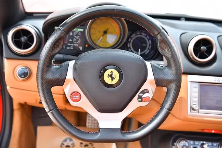 Xe từng thuộc sở hữu của vợ 1 đại gia kinh doanh kim cương. So với thể hệ thứ 2, thiết kế của Ferrari California gây ấn tượng nhất chính là ống xả kép xếp hai tầng rất thú vị. 