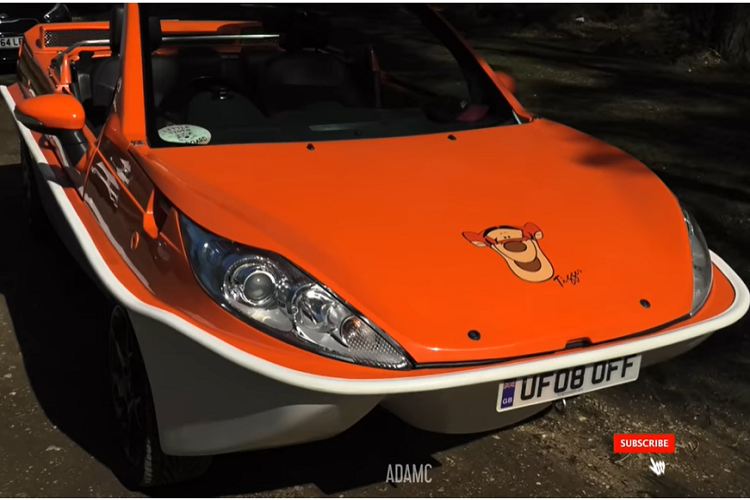 Trục cơ sở của xe cũng được kéo dài để phù hợp với cấu hình động cơ đặt giữa, trong khi phần nóc xe thì được cắt bớt để tạo ra cảm giác thích thú như lúc ngồi du thuyền ngoài trời.