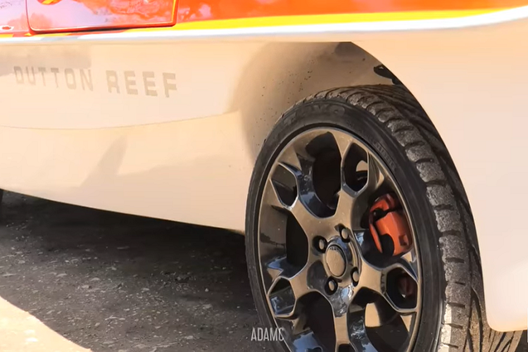 Điều tuyệt vời về chiếc Ford Fiesta lưỡng cư này là dù chỉ cần nhìn thoáng qua thì người ta vẫn có thể nhận ra ngay nó là một chiếc Fiesta. Nửa trên của nó lấy từ chiếc xe nhỏ bé của Mỹ, trong khi nửa dưới là phần thân bằng sợi thủy tinh của một chiếc Dutton Reef. Các bánh xe cũng đến từ bộ la-zăng hợp kim Fiesta nguyên bản.