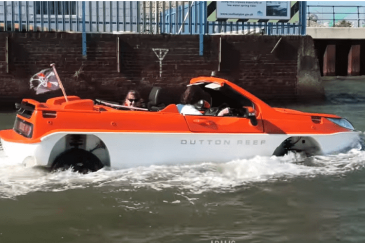 Đó là những gì chúng ta có trong một video của YouTuber “AdamC3046”. Phương tiện lai tạo này là một chiếc Ford Fiesta thế hệ thứ 7 đã được chuyển đổi thành một chiếc xe lưỡng cư và vẫn hợp pháp đi đường phố ở Anh Quốc. Theo người dẫn trong video, nó là một dự án giữa cha và con trong những ngày phong tỏa mùa dịch.