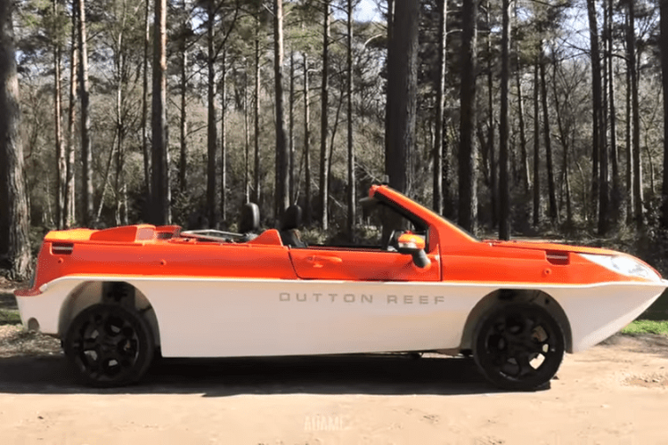 Thông thường nếu bạn thích đi thuyền, bạn lên xe ôtô, lái đến địa điểm thuê thuyền và lên thuyền. Những người giàu có hơn thì tự kéo thuyền đến cảng bằng xe bán tải hoặc xe SUV của họ. Nhưng liệu bạn có từng nghĩ rằng mình có thể làm cả hai việc đó trên cùng một chiếc Ford Fiesta kỳ dị thế giới?