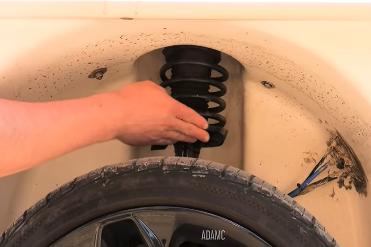 Để bộ chân vịt hoạt động được, xe có trang bị một hộp phân phối cho phép hộp số truyền lực tới chân vịt khi ở dưới nước. Việc gia tốc vẫn được điều khiển bởi chân ga, trong khi bánh lái rẽ trái hoặc phải dựa theo thao tác đầu vào của vô lăng.