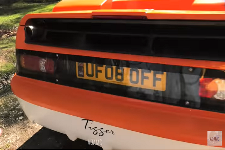 Động cơ đã được di chuyển ra phía sau hàng ghế thứ hai, và các ống xả đã được đặt lại ở vị trí cao hơn vì những lý do dễ hiểu.