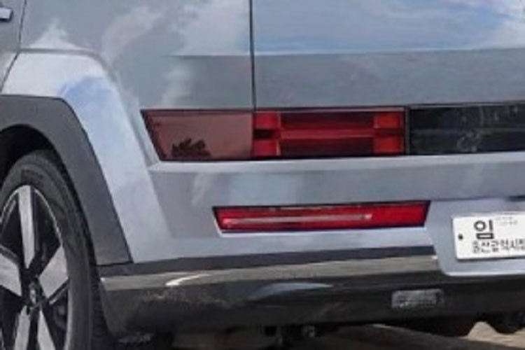 Kích thước xe có vẻ cũng được gia tăng nhằm nâng cấu hình lên SUV 7 chỗ đúng nghĩa. Phần đầu xe trang bị đèn định vị hình chữ H và dải đèn LED chạy ngang tương tự dải sản phẩm thế hệ mới của hãng là Staria hay Stargazer.