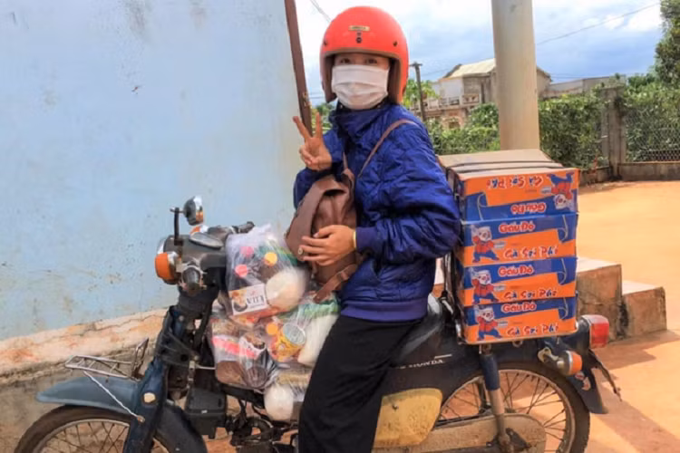 Hành trình 4 năm thiện nguyện đến những buôn làng của cô gái 18 tuổi - Hình 2 Hanh trinh 4 nam thien nguyen den nhung buon lang cua co gai 18 tuoi-Hinh-2