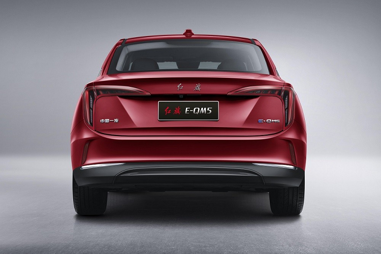 Tại thị trường Trung Quốc, giá xe Hồng Kỳ E-QM5 2023 có mức bán ra 122.800 Nhân dân tệ (khoảng 430 triệu đồng) cho bản đổi pin và 165.800 Nhân dân tệ (580 triệu đồng) cho bản sạc pin. Trong khi đó, phiên bản Plus có giá 207.800 Nhân dân tệ (727 triệu đồng).