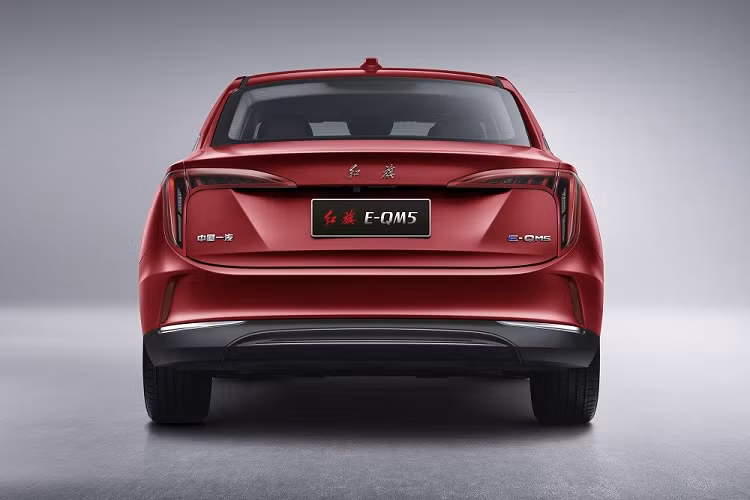 Tại thị trường Trung Quốc, giá xe Hồng Kỳ E-QM5 2023 có mức bán ra 122.800 Nhân dân tệ (khoảng 430 triệu đồng) cho bản đổi pin và 165.800 Nhân dân tệ (580 triệu đồng) cho bản sạc pin. Trong khi đó, phiên bản Plus có giá 207.800 Nhân dân tệ (727 triệu đồng).