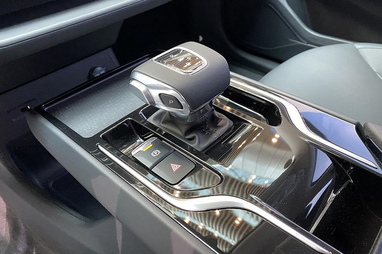 Bước vào bên trong Hồng Kỳ E-QM5 2023, người lái được chào đón bằng không gian nội thất theo phong cách tối giản. Mẫu ô tô điện này không có nhiều nút bấm cơ học vì phần lớn các tính năng đều có thể chỉnh qua màn hình thông tin giải trí cảm ứng 10,1 inch nằm độc lập trên mặt táp-lô. Phía sau vô lăng là bảng đồng hồ cỡ lớn với màn hình đa thông tin ở giữa.