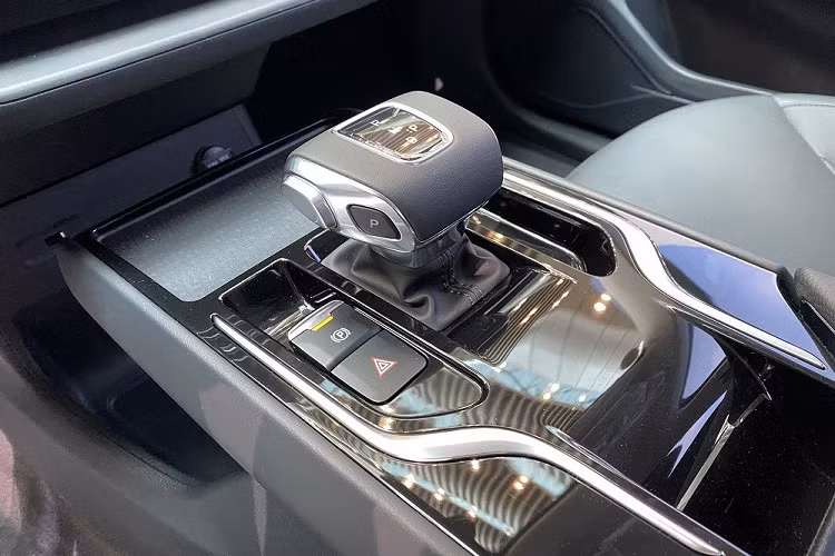 Bước vào bên trong Hồng Kỳ E-QM5 2023, người lái được chào đón bằng không gian nội thất theo phong cách tối giản. Mẫu ô tô điện này không có nhiều nút bấm cơ học vì phần lớn các tính năng đều có thể chỉnh qua màn hình thông tin giải trí cảm ứng 10,1 inch nằm độc lập trên mặt táp-lô. Phía sau vô lăng là bảng đồng hồ cỡ lớn với màn hình đa thông tin ở giữa.