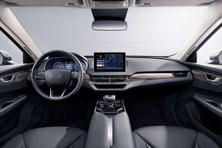 Bên cạnh đó là hệ thống đèn 2 tầng với dải đèn LED định vị ban ngày rất mỏng nằm phía trên và cụm đèn pha đặt bên dưới. Lưới tản nhiệt giả và dải đèn LED định vị ban ngày đều được bao quanh bằng đèn chờ dẫn đường có thiết kế uốn cong mềm mại, kéo dài lên tận nắp ca-pô. Ở giữa nắp ca-pô xuất hiện logo dạng đường kẻ màu đỏ của thương hiệu Hồng Kỳ.