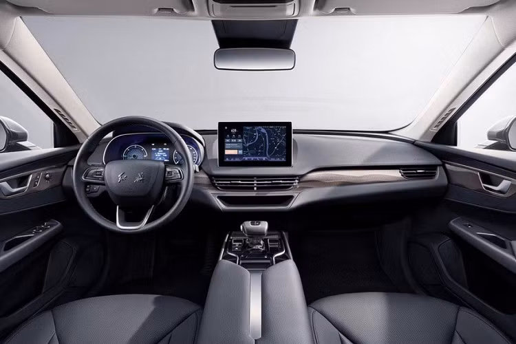 Bên cạnh đó là hệ thống đèn 2 tầng với dải đèn LED định vị ban ngày rất mỏng nằm phía trên và cụm đèn pha đặt bên dưới. Lưới tản nhiệt giả và dải đèn LED định vị ban ngày đều được bao quanh bằng đèn chờ dẫn đường có thiết kế uốn cong mềm mại, kéo dài lên tận nắp ca-pô. Ở giữa nắp ca-pô xuất hiện logo dạng đường kẻ màu đỏ của thương hiệu Hồng Kỳ.