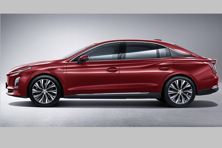 Ngoài phạm vi di chuyển, Hồng Kỳ E-QM5 Plus 2023 sở hữu thiết kế và trang bị không khác gì phiên bản thường. Tuy được định vị trong phân khúc sedan hạng trung nhưng mẫu xe này có kích thước khá lớn, bao gồm chiều dài 5.040 mm, chiều rộng 1.910 mm, chiều cao 1.569 mm và chiều dài cơ sở 2.990 mm. Nguyên nhân là do mẫu xe này được thiết kế tập trung vào hành khách phía sau hơn là người lái.