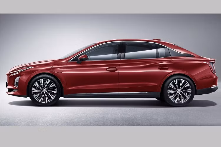 Ngoài phạm vi di chuyển, Hồng Kỳ E-QM5 Plus 2023 sở hữu thiết kế và trang bị không khác gì phiên bản thường. Tuy được định vị trong phân khúc sedan hạng trung nhưng mẫu xe này có kích thước khá lớn, bao gồm chiều dài 5.040 mm, chiều rộng 1.910 mm, chiều cao 1.569 mm và chiều dài cơ sở 2.990 mm. Nguyên nhân là do mẫu xe này được thiết kế tập trung vào hành khách phía sau hơn là người lái.