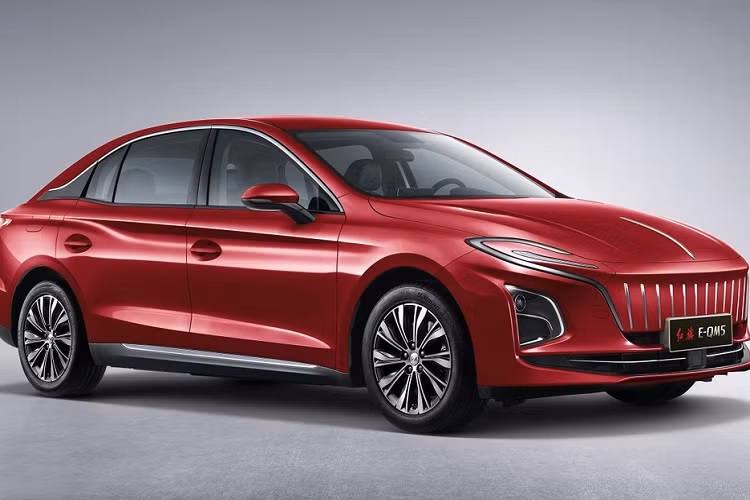 Dù ở phiên bản nào, Hồng Kỳ E-QM5 2023 đều dùng mô-tơ điện có công suất tối đa 140 kW (khoảng 188 mã lực). Ngoài ra, mẫu xe này còn có cả phiên bản sạc pin và đổi pin. Ở phiên bản sạc pin, xe có hệ thống sạc nhanh, giúp tăng dung lượng pin từ 20% lên 80% trong thời gian chỉ 30 phút. Trong khi đó, ở phiên bản đổi pin, thời gian đổi pin cho xe chỉ rơi vào khoảng 1,5 phút.