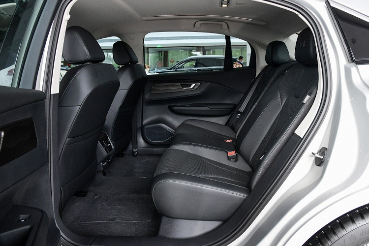 Ngay cả ngoại thất của Hồng Kỳ E-QM5 2023 cũng được thiết kế với mục đích này. Theo đó, xe sở hữu cửa sau lớn hơn cửa trước và cột C đẩy về phía sau nhiều nhất có thể để nới rộng không gian cho hành khách trên hàng ghế sau. Chưa hết, E-QM5 còn được áp dụng phong cách thiết kế khác biệt so với các mẫu xe Hồng Kỳ còn lại. Có thể thấy rõ điều đó qua thiết kế đầu xe với 12 nan mạ crôm nằm dọc, giả lưới tản nhiệt.