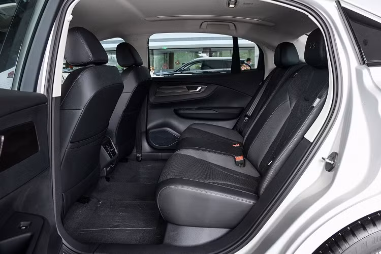 Ngay cả ngoại thất của Hồng Kỳ E-QM5 2023 cũng được thiết kế với mục đích này. Theo đó, xe sở hữu cửa sau lớn hơn cửa trước và cột C đẩy về phía sau nhiều nhất có thể để nới rộng không gian cho hành khách trên hàng ghế sau. Chưa hết, E-QM5 còn được áp dụng phong cách thiết kế khác biệt so với các mẫu xe Hồng Kỳ còn lại. Có thể thấy rõ điều đó qua thiết kế đầu xe với 12 nan mạ crôm nằm dọc, giả lưới tản nhiệt.