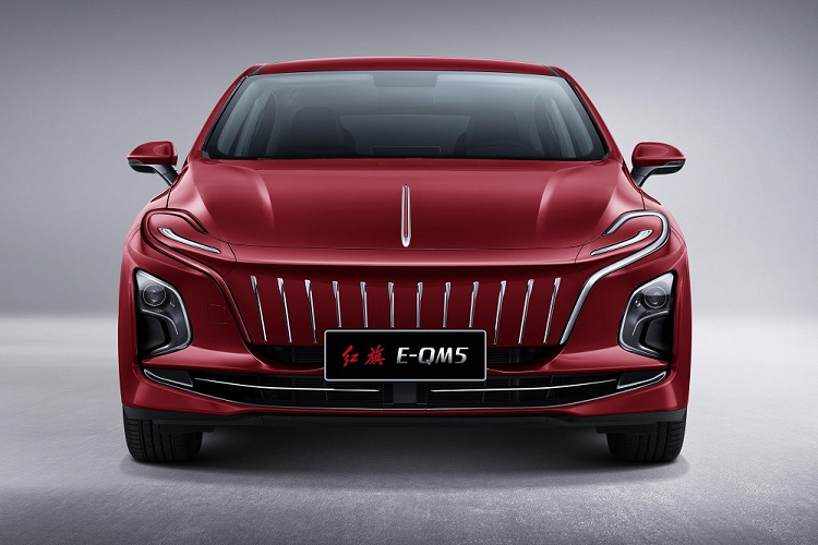 Tiếp đến là cần số khá ngắn, phanh tay điện tử cũng như tính năng tự động giữ phanh tạm thời trên cụm điều khiển trung tâm. Ngoài ra, xe còn có tính năng ra lệnh bằng giọng nói, camera lùi, hệ thống điều hòa với lọc không khí PM2.5, cửa gió dành cho hàng ghế sau, hệ thống đèn viền nội thất nhiều màu, ghế bọc da chỉnh điện đa hướng và làm mát cũng như cổng USB cho cả hai hàng ghế.