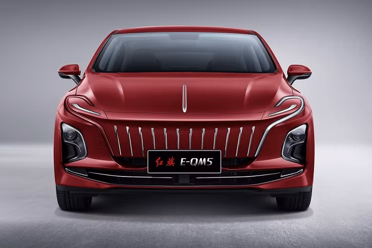 Tiếp đến là cần số khá ngắn, phanh tay điện tử cũng như tính năng tự động giữ phanh tạm thời trên cụm điều khiển trung tâm. Ngoài ra, xe còn có tính năng ra lệnh bằng giọng nói, camera lùi, hệ thống điều hòa với lọc không khí PM2.5, cửa gió dành cho hàng ghế sau, hệ thống đèn viền nội thất nhiều màu, ghế bọc da chỉnh điện đa hướng và làm mát cũng như cổng USB cho cả hai hàng ghế.