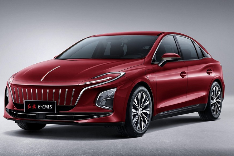 Điểm nhấn của mẫu xe điện Hồng Kỳ E-QM5 Plus 2023 mới nằm ở phạm vi di chuyển dài hơn so với bản thường. Theo đó, ở phiên bản Plus mới, mẫu ôtô điện này có thể chạy được 605 km sau khi sạc đầy pin. Phạm vi di chuyển tương ứng của Hồng Kỳ E-QM5 2023 là 431 km.