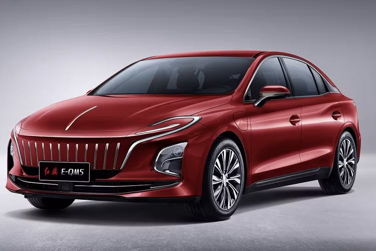 Điểm nhấn của mẫu xe điện Hồng Kỳ E-QM5 Plus 2023 mới nằm ở phạm vi di chuyển dài hơn so với bản thường. Theo đó, ở phiên bản Plus mới, mẫu ôtô điện này có thể chạy được 605 km sau khi sạc đầy pin. Phạm vi di chuyển tương ứng của Hồng Kỳ E-QM5 2023 là 431 km.