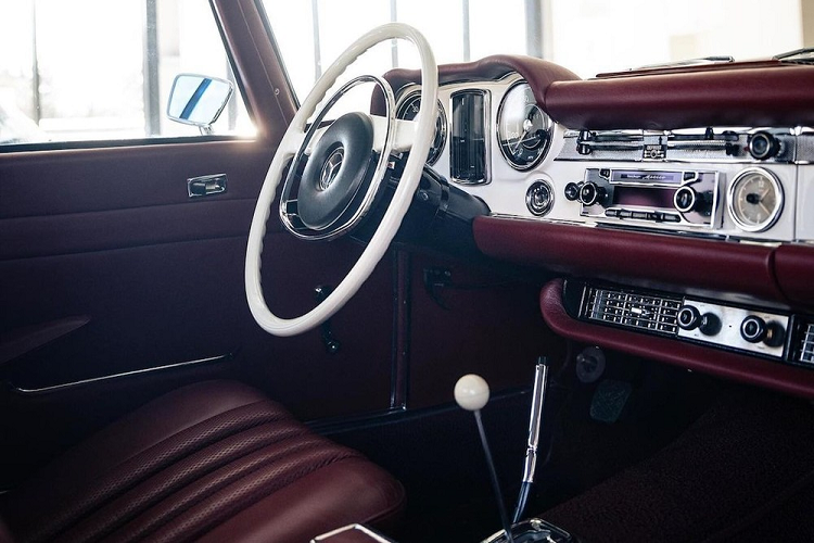 Hilton &amp; Moss đã giành được nhiều giải thưởng Concours cho công việc phục chế của mình. Công ty cũng nói rằng 95% công việc đều được thực hiện tại chỗ, nhờ vào vô số cơ sở vật chất mà họ có tại cơ sở Bishop's Stortford.