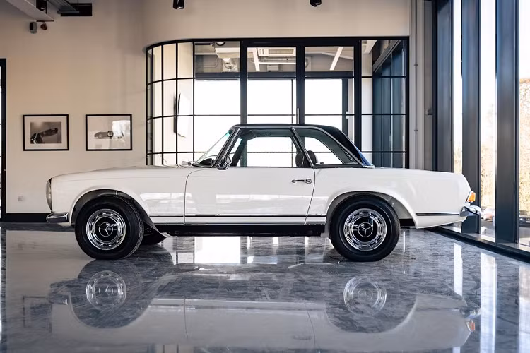 Hilton &amp; Moss là những người có kinh nghiệm trong lĩnh vực này khi đã làm việc với các mẫu Mercedes-Benz cổ điển trong hơn 40 năm. Everrati cho biết họ đã làm việc để "tôn trọng giữ gìn đặc điểm ban đầu và những chi tiết có tính biểu tượng của xe”. Do vậy, chiếc W113 này sẽ không có gì khác biệt, vẫn giữ nguyên phong cách và cung cấp hiệu suất tương đương xe gốc.