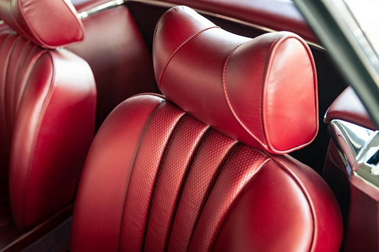 Tất nhiên, cả Everrati và Hilton &amp; Moss đều nói rằng những chiếc Mercedes-Benz W113 chạy điện mới này sẽ tương đương với những chiếc cũ. Theo trang web của Everatti, chiếc xe cổ chuyển đổi chạy điện sẽ sản sinh công suất 180 mã lực, có thể gia tốc từ 0 – 96 km/h trong 7 giây, và có phạm vi hoạt động ít nhất 246 km. Để so sánh, một chiếc 280 SL chạy bằng xăng chỉ có 168 mã lực và sẽ mất khoảng 8,8 giây để gia tốc từ 0 – 96 km/h, vì vậy mẫu xe chạy điện rõ ràng là nhanh hơn.