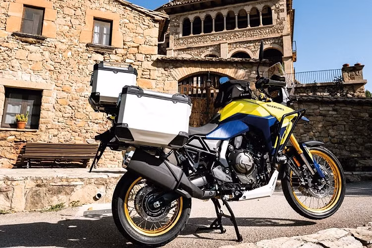 Cả phuộc trước lẫn giảm xóc sau của xe đều có hành trình 220 mm. Trong khi đó, chiều cao yên của mẫu mô tô phân khối lớn này đạt con số 855 mm. Lực hãm của Suzuki V-Strom 800DE 2023 bắt nguồn từ hệ thống phanh Nissin. Hệ thống chống bó cứng phanh ABS 2 kênh có chế độ cài đặt chỉ dùng cho bánh trước.