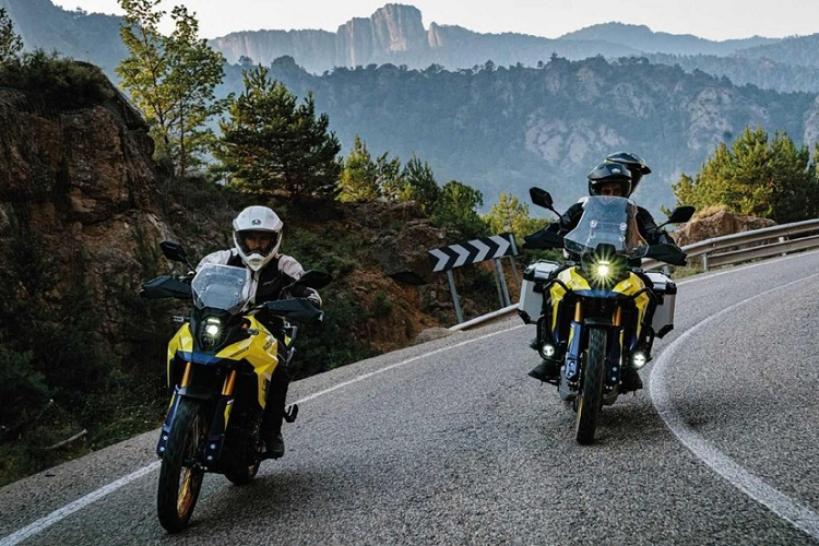 Trong khi đó, phía sau là giảm xóc đơn Showa loại liên kết, tùy chỉnh hoàn toàn, nối với bộ khung bằng thép thông qua tay đòn bằng nhôm. Trang bị này mang đến cảm giác thoải mái và hỗ trợ cả việc chạy trên đường nhựa lẫn đường đất. Bên cạnh đó là vành 17 inch phía sau, đi kèm lốp Dunlop Trailmax Mixtour.