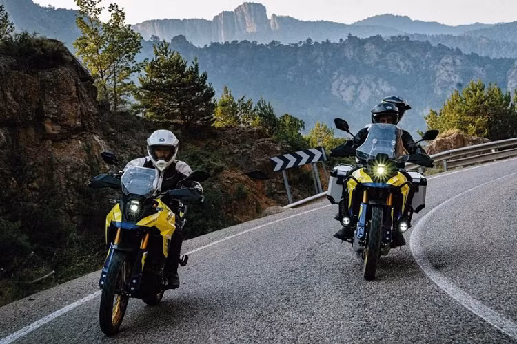 Trong khi đó, phía sau là giảm xóc đơn Showa loại liên kết, tùy chỉnh hoàn toàn, nối với bộ khung bằng thép thông qua tay đòn bằng nhôm. Trang bị này mang đến cảm giác thoải mái và hỗ trợ cả việc chạy trên đường nhựa lẫn đường đất. Bên cạnh đó là vành 17 inch phía sau, đi kèm lốp Dunlop Trailmax Mixtour.