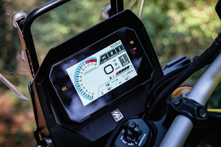 Tuy nhiên, điểm nhấn đáng chú ý nhất của Suzuki V-Strom 800DE 2023 nằm ở khối động cơ xi-lanh đôi song song, làm mát bằng dung dịch, dung tích 776cc hoàn toàn mới với trục khuỷu 270 độ.