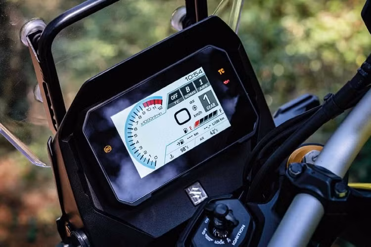 Tuy nhiên, điểm nhấn đáng chú ý nhất của Suzuki V-Strom 800DE 2023 nằm ở khối động cơ xi-lanh đôi song song, làm mát bằng dung dịch, dung tích 776cc hoàn toàn mới với trục khuỷu 270 độ.