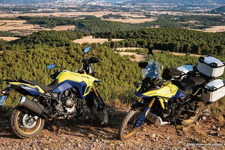 Suzuki V-Strom có khá nhiều phiên bản khác nhau như V-Strom 1050, V-Strom 1050DE, V-Strom 1050 XT, V-Strom 650, V-Strom 650 XT và V-Strom 250 SX. Không dừng ở đó, hãng xe Nhật Bản lại tiếp tục ra mắt một thành viên nữa của dòng môtô này, đó là Suzuki V-Strom 800DE 2023 mới.