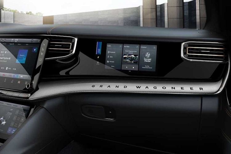 Nguồn cung cấp sức mạnh cho Jeep Wagoneer là hệ truyền động mild hybrid với máy xăng V8, dung tích 5.7L, và mô-tơ điện/máy phát điện chạy bằng dây cu-roa eTorque 48 V, sản sinh công suất tối đa 392 mã lực cùng mô-men xoắn cực đại 548 Nm. eTorque sẽ kết hợp cùng cụm pin kền-mangan-coban. Bên cạnh đó là hệ thống ngắt xi-lanh và hộp số tự động 8 cấp.