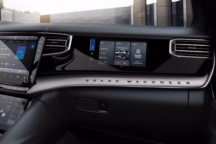 Nguồn cung cấp sức mạnh cho Jeep Wagoneer là hệ truyền động mild hybrid với máy xăng V8, dung tích 5.7L, và mô-tơ điện/máy phát điện chạy bằng dây cu-roa eTorque 48 V, sản sinh công suất tối đa 392 mã lực cùng mô-men xoắn cực đại 548 Nm. eTorque sẽ kết hợp cùng cụm pin kền-mangan-coban. Bên cạnh đó là hệ thống ngắt xi-lanh và hộp số tự động 8 cấp.