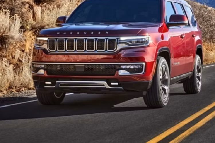 Hiện giá xe Jeep Wagoneer tại Việt Nam vẫn chưa được hé lộ. Trong khi đó, tại thị trường Mỹ, mẫu SUV cỡ lớn này có giá khởi điểm từ 57.995 USD (khoảng 1,33 tỷ đồng). Ngoài Wagoneer, trong năm nay, hãng Jeep còn dự định ra mắt một mẫu SUV cỡ lớn nữa tại Việt Nam, đó là Grand Cherokee.