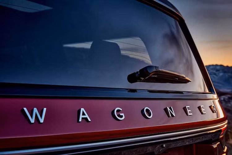 Khi mua Jeep Wagoneer, khách hàng có thể chọn 1 trong 3 hệ dẫn động 4 bánh toàn thời gian là Quadra-Trac I, Quadra-Trac II với hộp số phụ 2 cấp hoặc Quadra-Drive II với khóa vi sai chống trượt điện tử phía sau. 2 hệ dẫn động Quadra-Trac II cũng như Quadra-Drive II mang đến những chế độ lái như Auto, Sport, Rock, Snow và Sand/Mud cho xe. Không chỉ có khả năng off-road, xe còn sở hữu sức kéo 4,5 tấn, được hãng Jeep khẳng định là tốt nhất phân khúc.