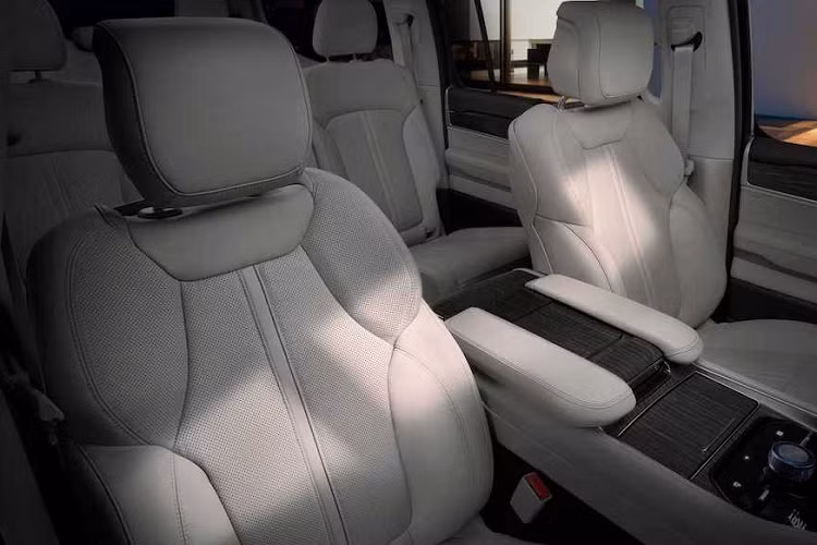 Chưa hết, Jeep Wagoneer còn có hệ thống thông tin giải trí Uconnect 5 dựa trên hệ điều hành Android tiêu chuẩn với màn hình cảm ứng 10,1 inch. Trong khi đó, bảng đồng hồ của xe là loại kỹ thuật số, đi kèm màn hình 10,25 inch.