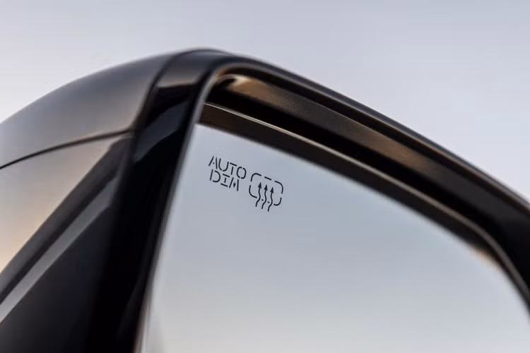 Cũng như phiên bản cũ, mẫu xe SUV Hyundai Palisade 2023 tiếp tục được trang bị hệ thống đèn 2 tầng trên đầu xe. Trong đó, dải đèn LED định vị ban ngày nằm phía trên và kéo dài xuống đèn pha bên dưới. Tuy nhiên, dải đèn LED định vị ban ngày giờ đây có thiết kế thẳng đứng hơn, tạo hình chữ "L" và nằm sát hai góc đầu xe thay vì bao quanh đèn pha như trước. Riêng đèn pha có thiết kế hẹp hơn và được chuyển vào vị trí gần với lưới tản nhiệt hơn.