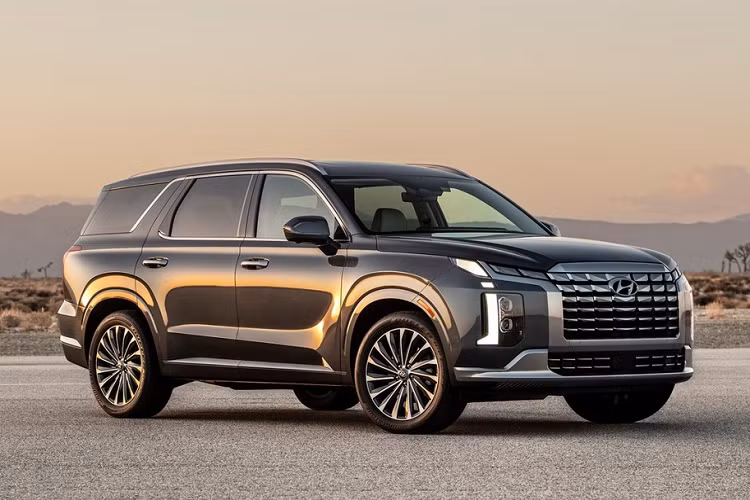 Cùng với người anh em Kia Telluride nâng cấp, mẫu SUV cỡ lớn Hyundai Palisade 2023 mới đã chính thức trình làng trong triển lãm Ô tô New York 2022 hiện đang diễn ra tại Mỹ. Điều này không có gì bất ngờ vì Hyundai Palisade và Kia Telluride vốn là hai mẫu xe cùng tập đoàn đồng thời chia sẻ nhiều chi tiết chung với nhau.